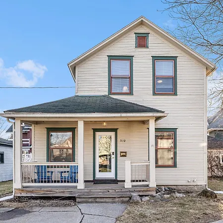 Cozy Furnished Carriage House Apartment